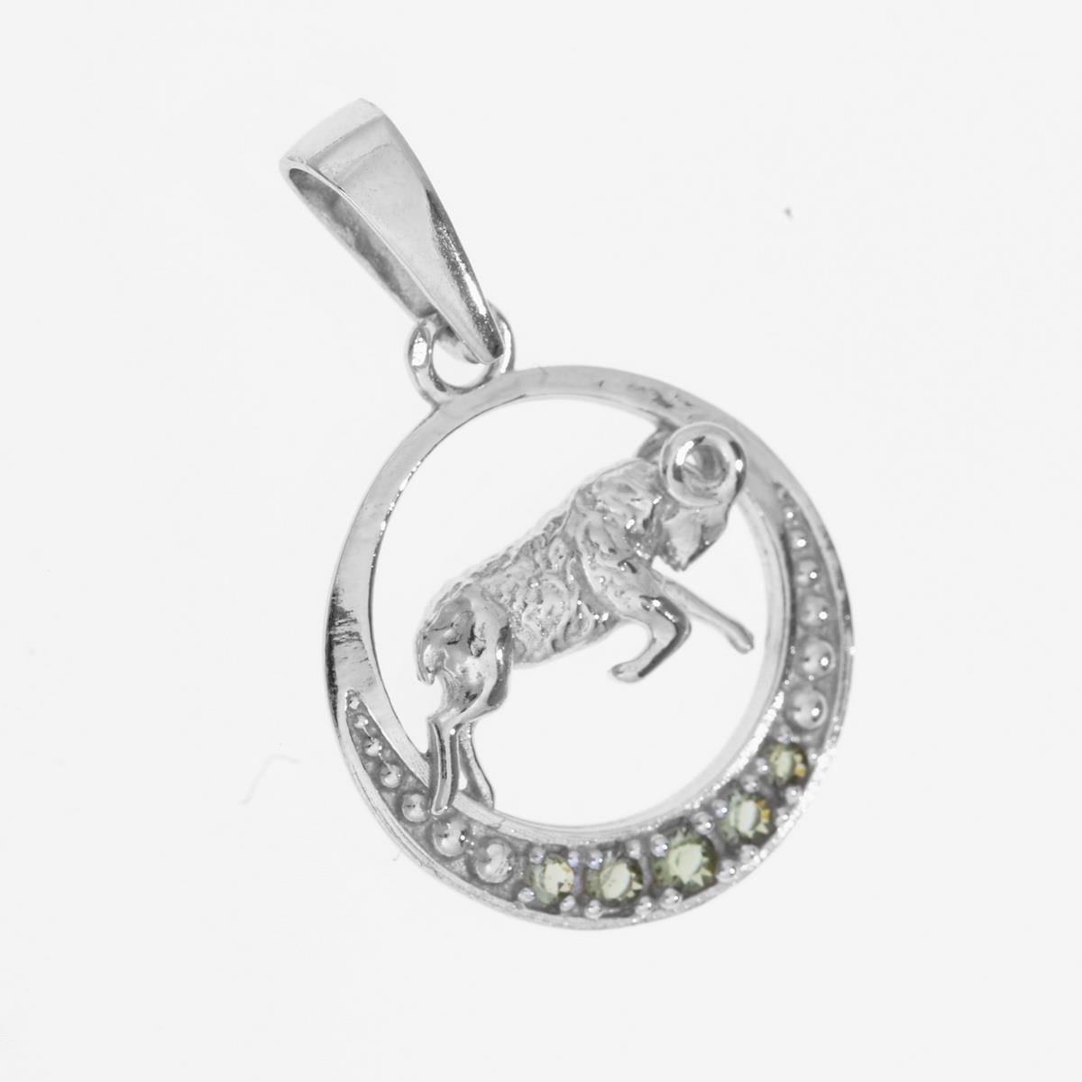 Pendente circolare in argento con ariete a rilievo e moldaviti faccettate verdi lungo il bordo inferiore