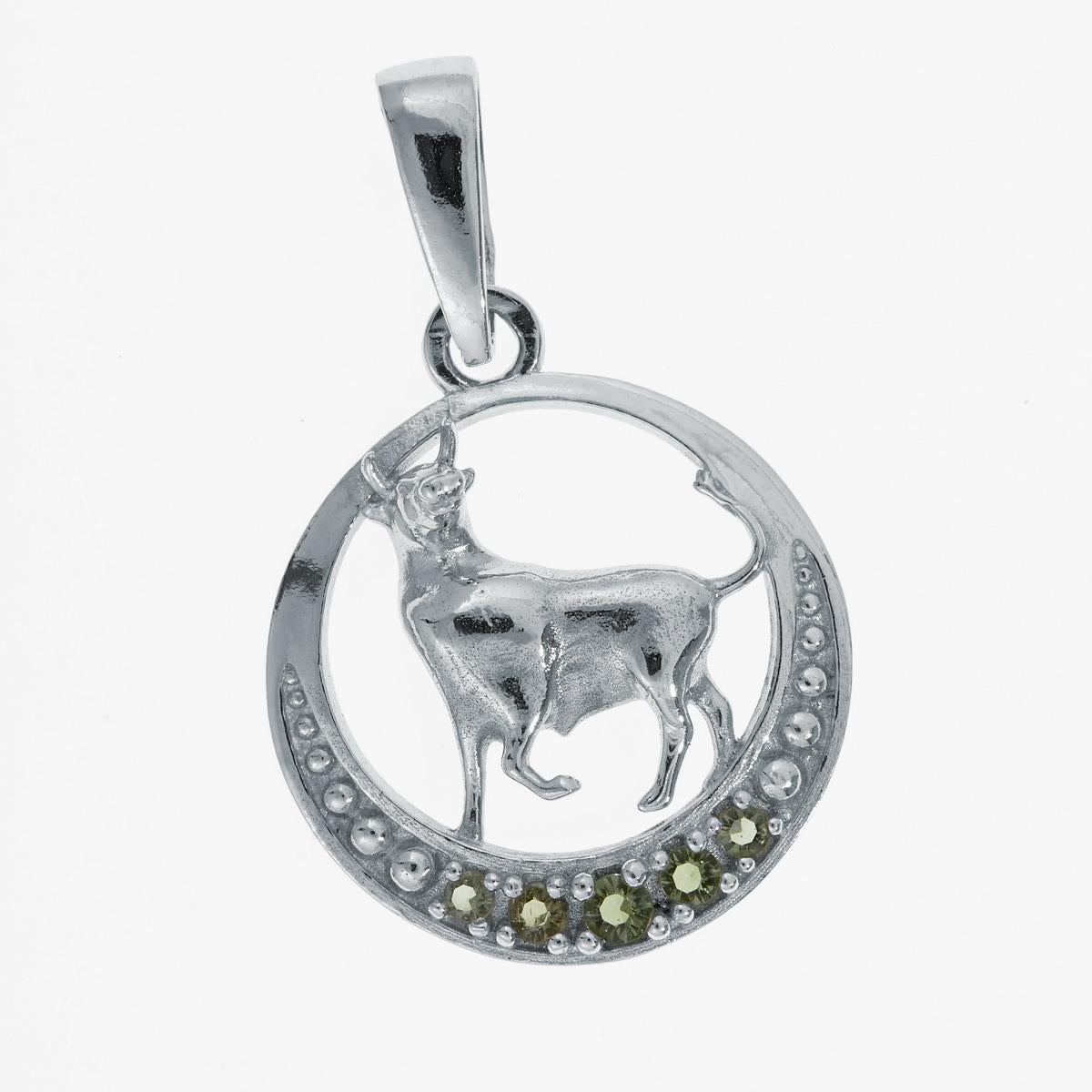 Pendente in argento 925 con toro a rilievo dentro un cerchio e moldaviti faccettate verdi nella parte inferiore