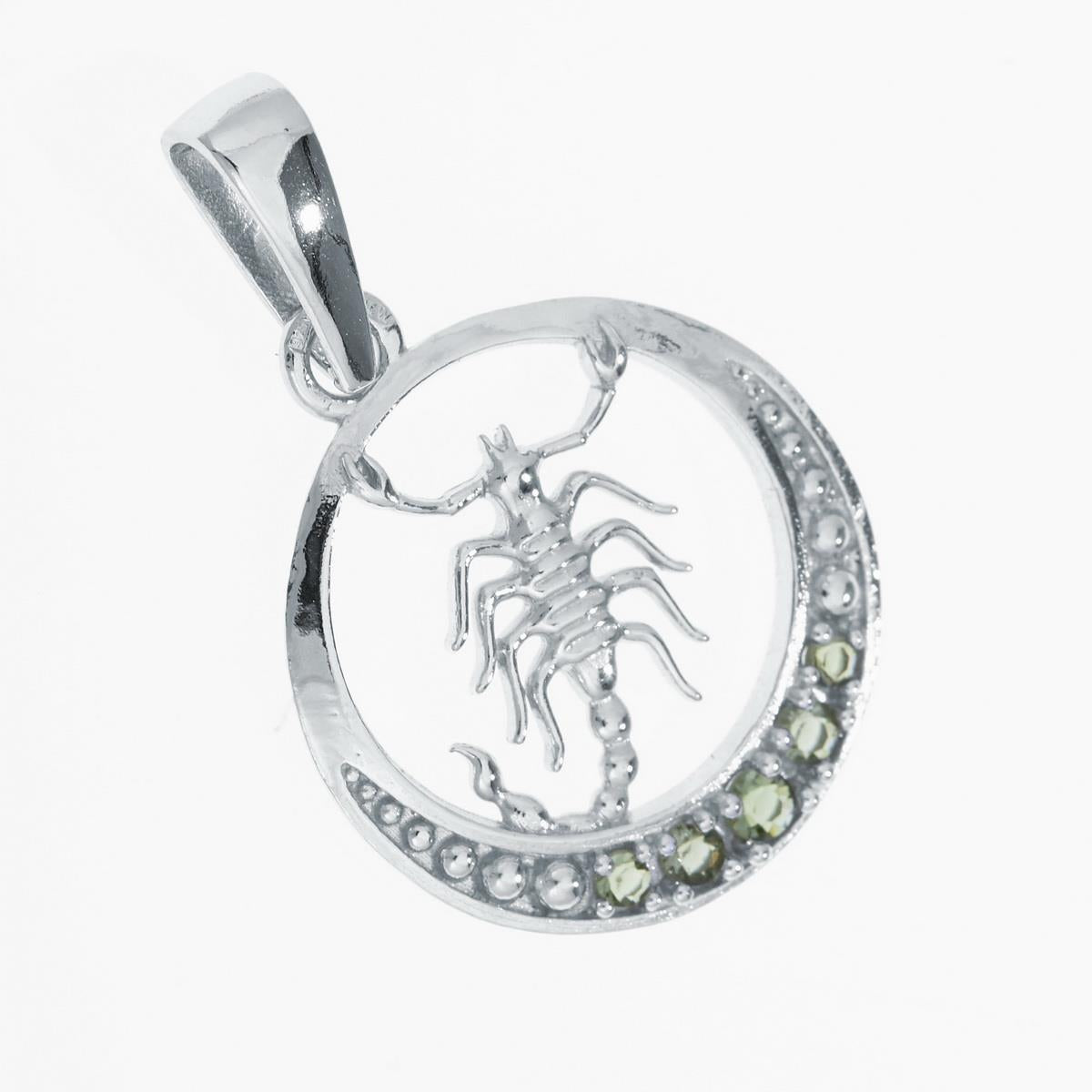 Pendente tondo in argento 925 con Scorpione traforato e moldaviti verdi faccettate sull'arco inferiore