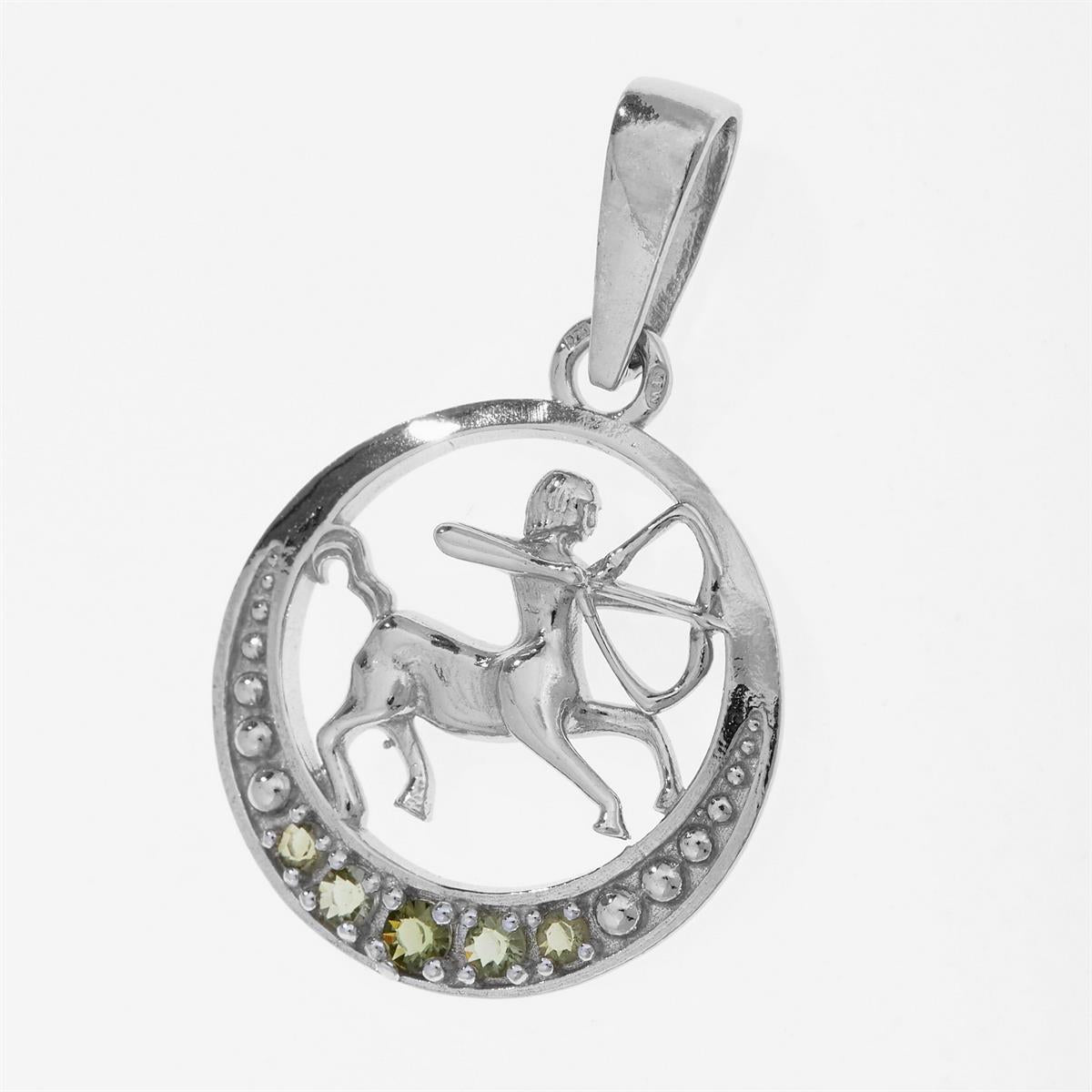 Pendente in argento 925 con Sagittario traforato e cinque moldaviti faccettate verdi nella cornice circolare