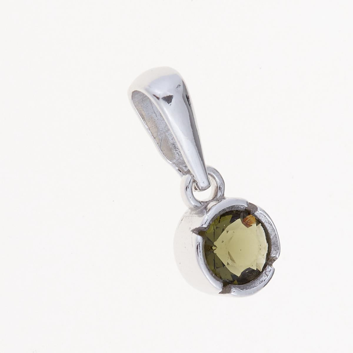 Pendente in argento rodiato con moldavite tonda faccettata verde oliva, fissata da quattro griffe