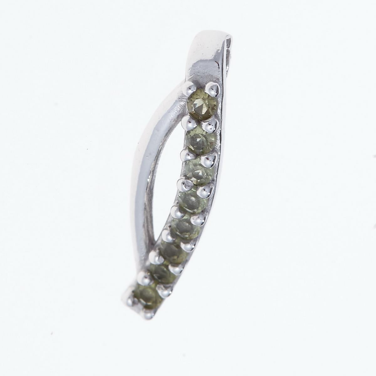 Pendente in argento rodiato a forma di curva con fila di moldaviti faccettate verde oliva
