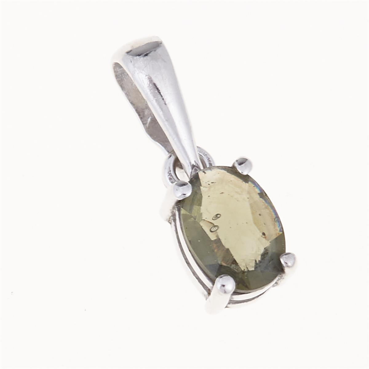 Pendente in moldavite faccettata ovale verde oliva con montatura a griffe in argento rodiato