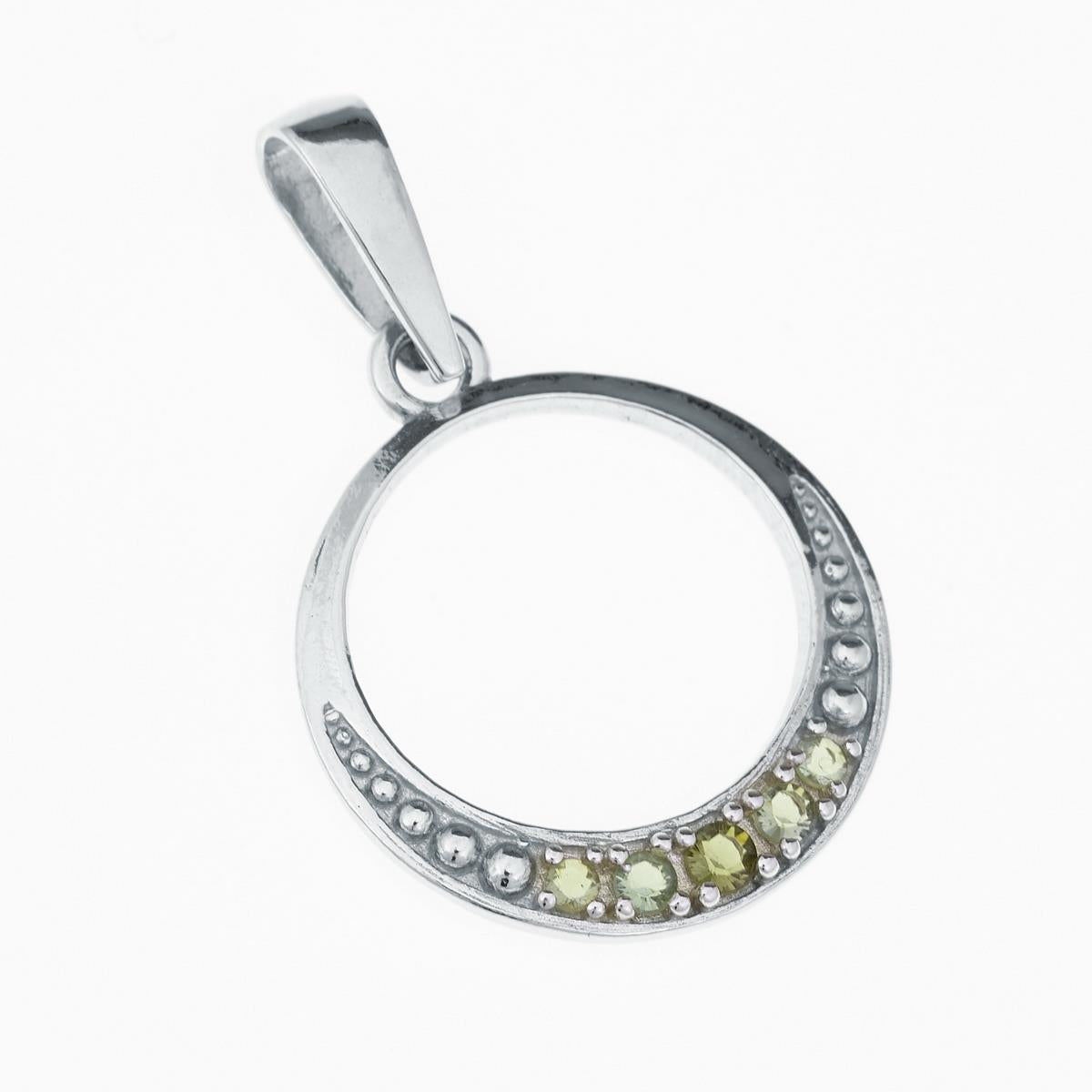 Pendente circolare in argento rodiato con cinque moldaviti verdi e bordo decorato a sferette