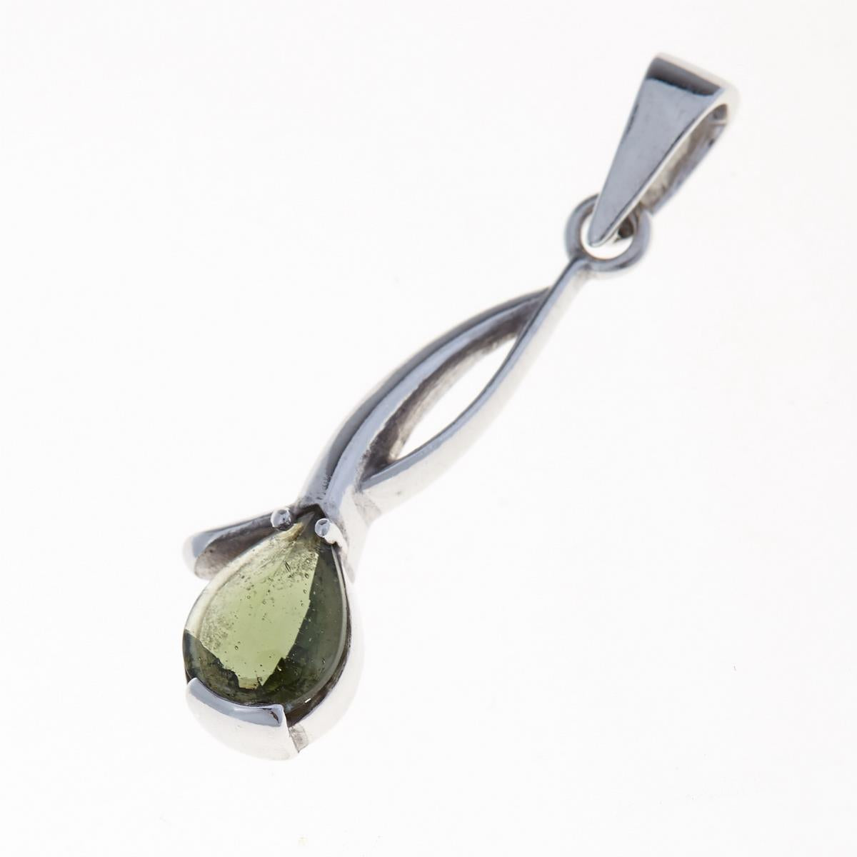 Pendente in argento rodiato con moldavite faccettata a goccia verde oliva su montatura a nastro