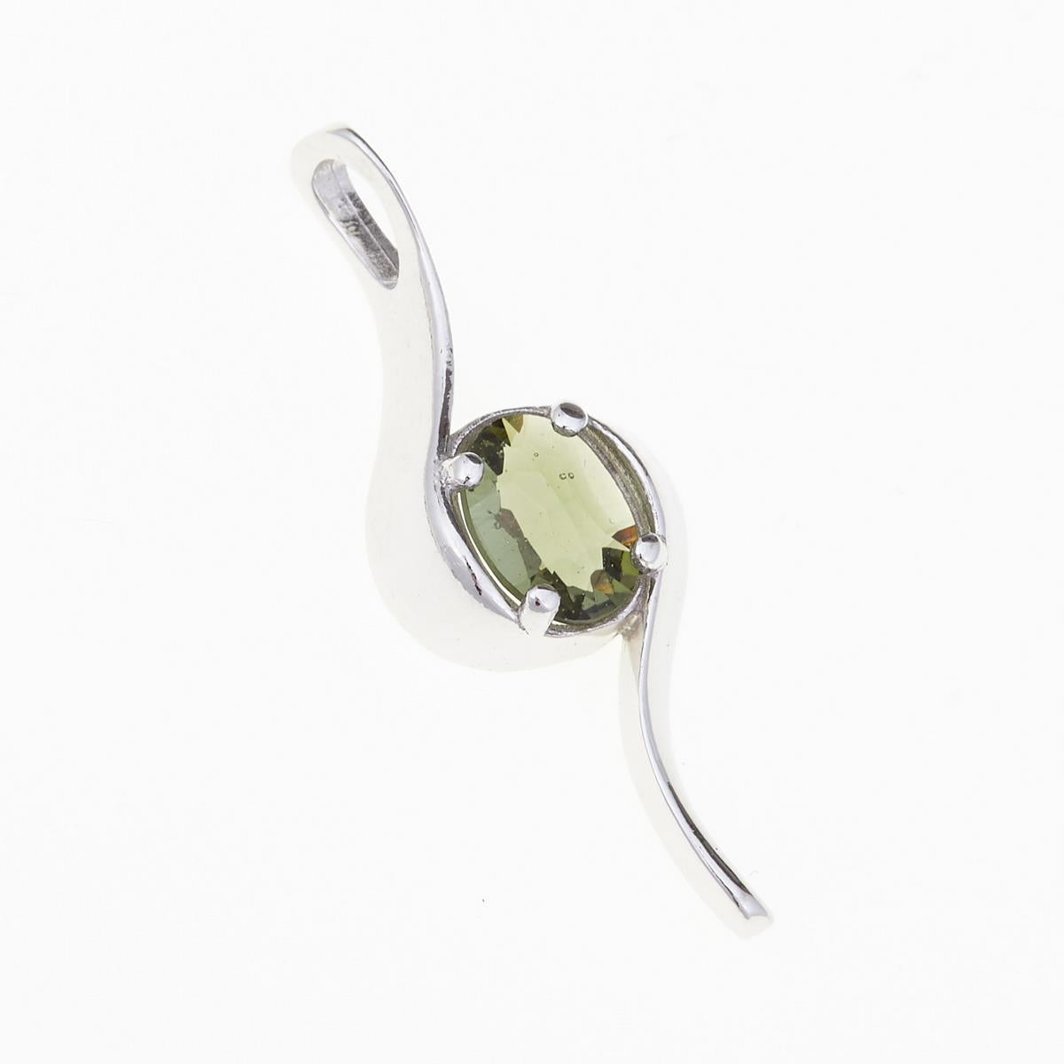 Pendente in argento rodiato a linea sinuosa con moldavite ovale faccettata verde oliva su quattro griffe