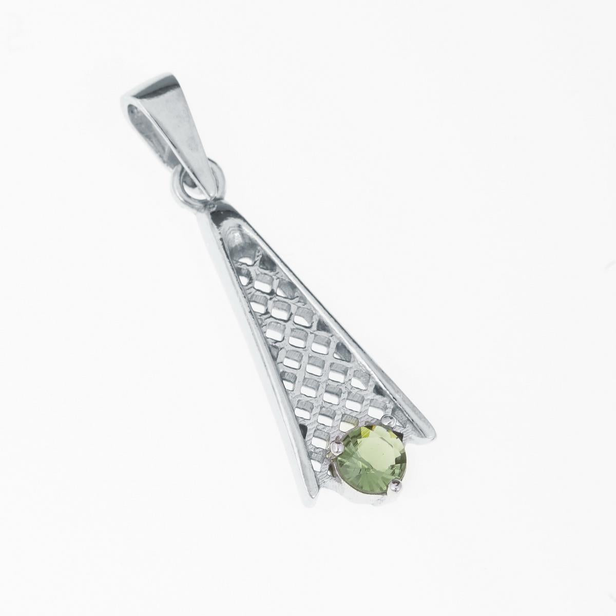 Pendente triangolare in argento rodiato con traforo a rete e moldavite verde faccettata rotonda