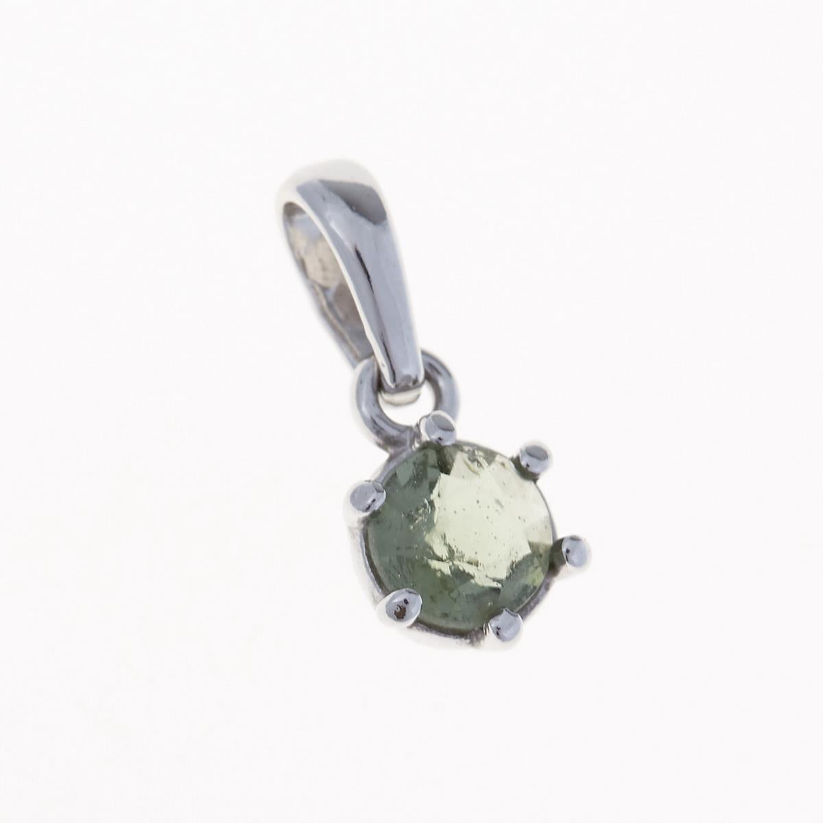 Pendente in argento rodiato con moldavite rotonda faccettata verde chiaro incastonata a sei griffe