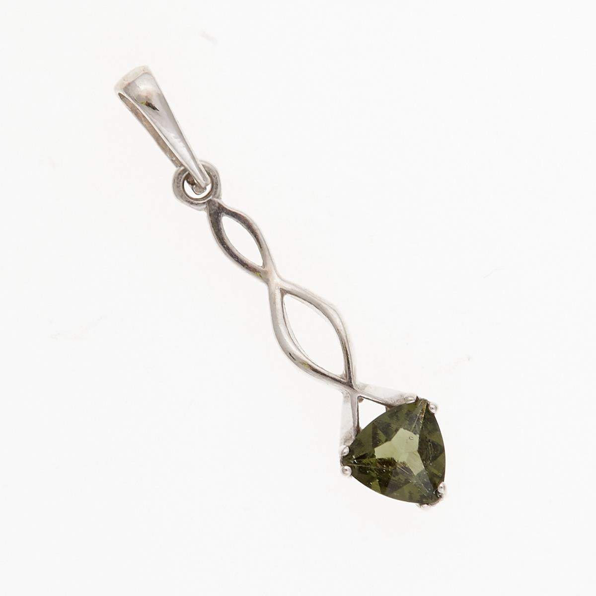 Pendente in argento rodiato a doppio intreccio con moldavite verde faccettata a triangolo