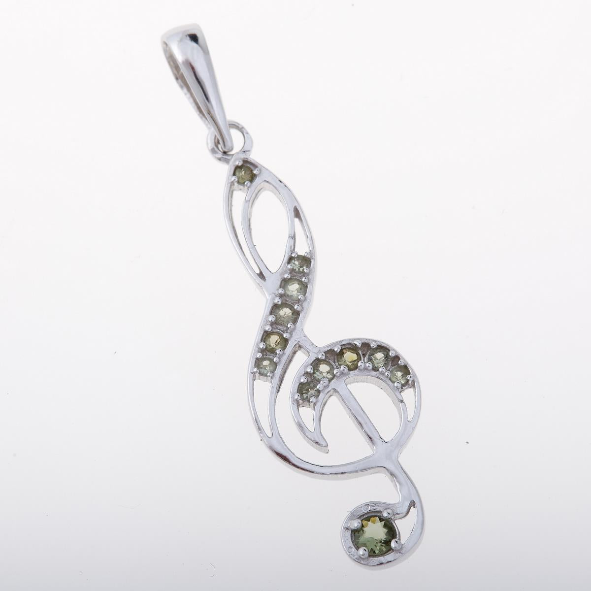 Pendente a chiave di violino in argento rodiato con moldaviti verdi tonde incastonate lungo la spirale