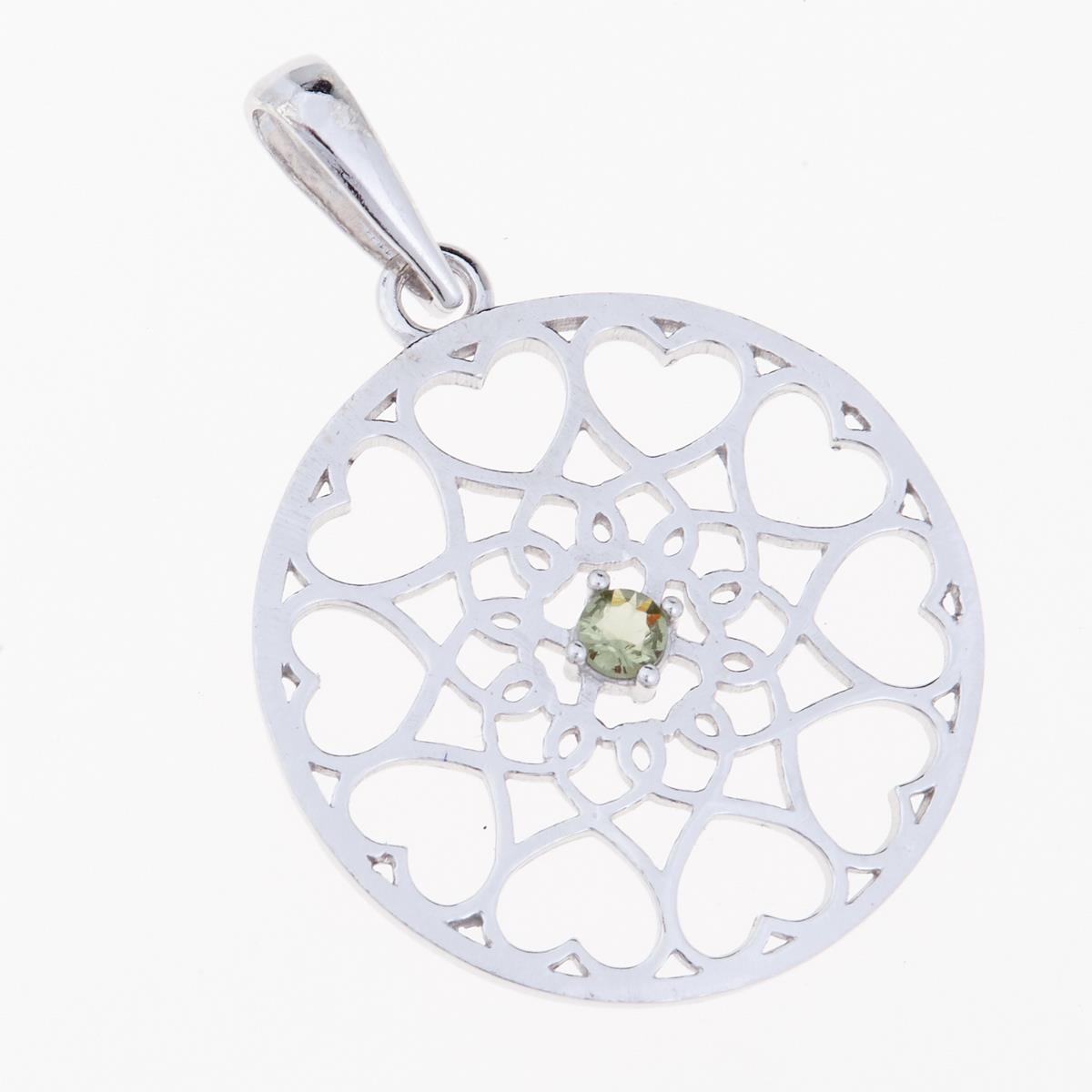Pendente in argento rodiato a disco traforato con motivo di cuori e moldavite verde al centro