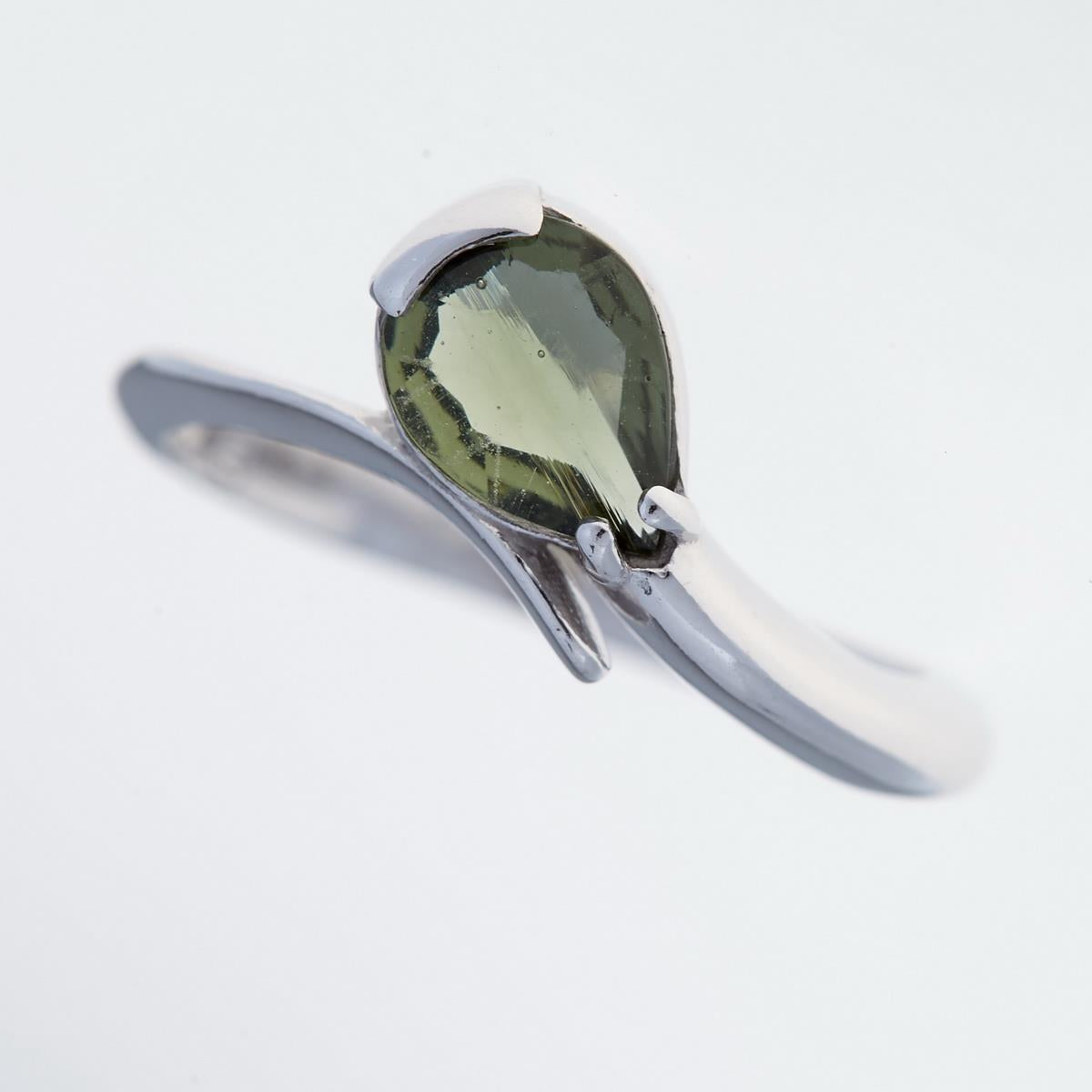 Anello in argento rodiato con moldavite a goccia verde oliva su gambo asimmetrico