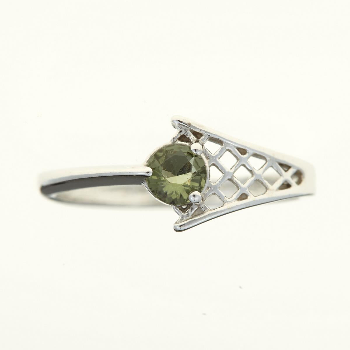 Anello in argento rodiato con moldavite tonda verde oliva e montatura asimmetrica traforata a losanghe