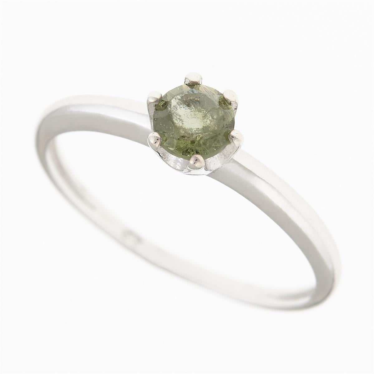 Anello solitario in argento rodiato con moldavite grezza tonda verde oliva tenuta da sei griffe