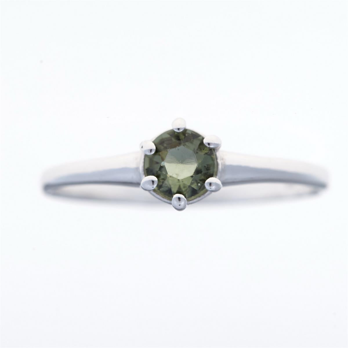 Anello in argento rodiato con moldavite tonda faccettata verde oliva su sei griffe