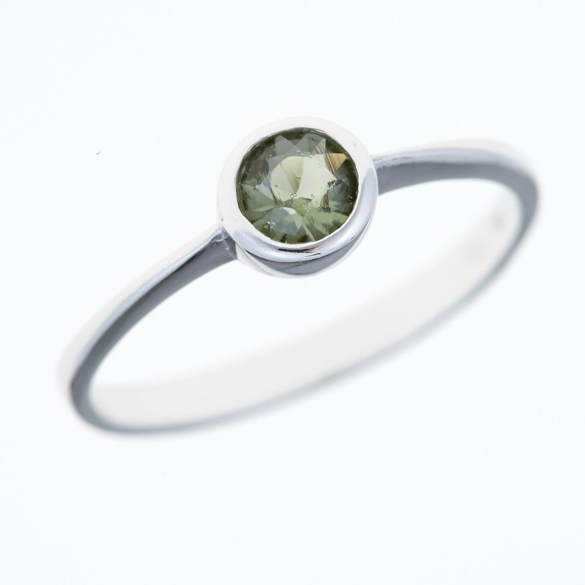 Anello in argento rodiato con moldavite tonda verde oliva in castone chiuso, bollicine visibili nella pietra