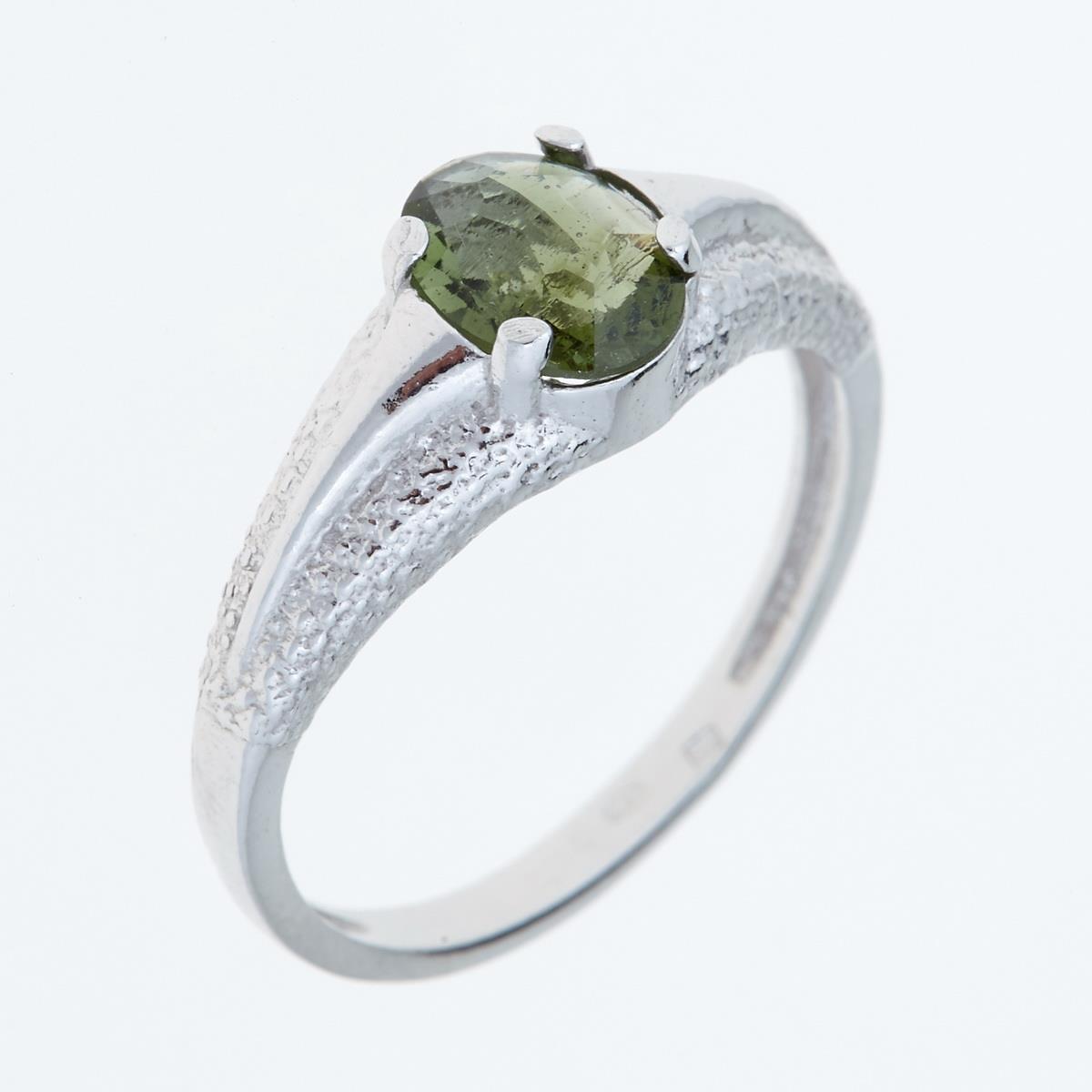 Anello in argento rodiato con moldavite ovale verde oliva su quattro griffe e spalle granulate