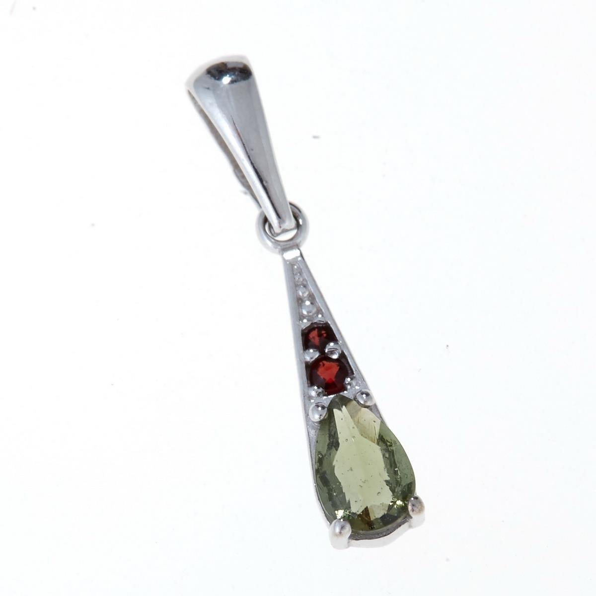 Pendente in argento rodiato con moldavite verde faccettata a goccia e due granati rossi tondi