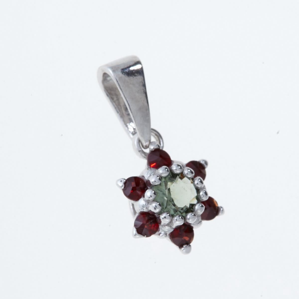 Pendente in argento rodiato con moldavite faccettata verde chiaro circondata da sei granati rossi