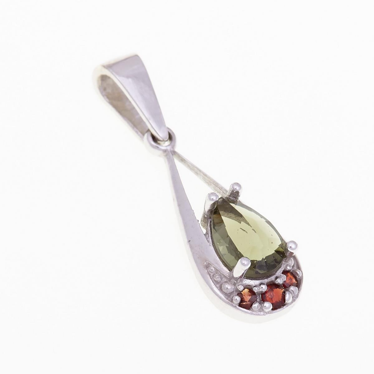 Pendente in argento rodiato con moldavite verde oliva a goccia e tre granati rossi tondi