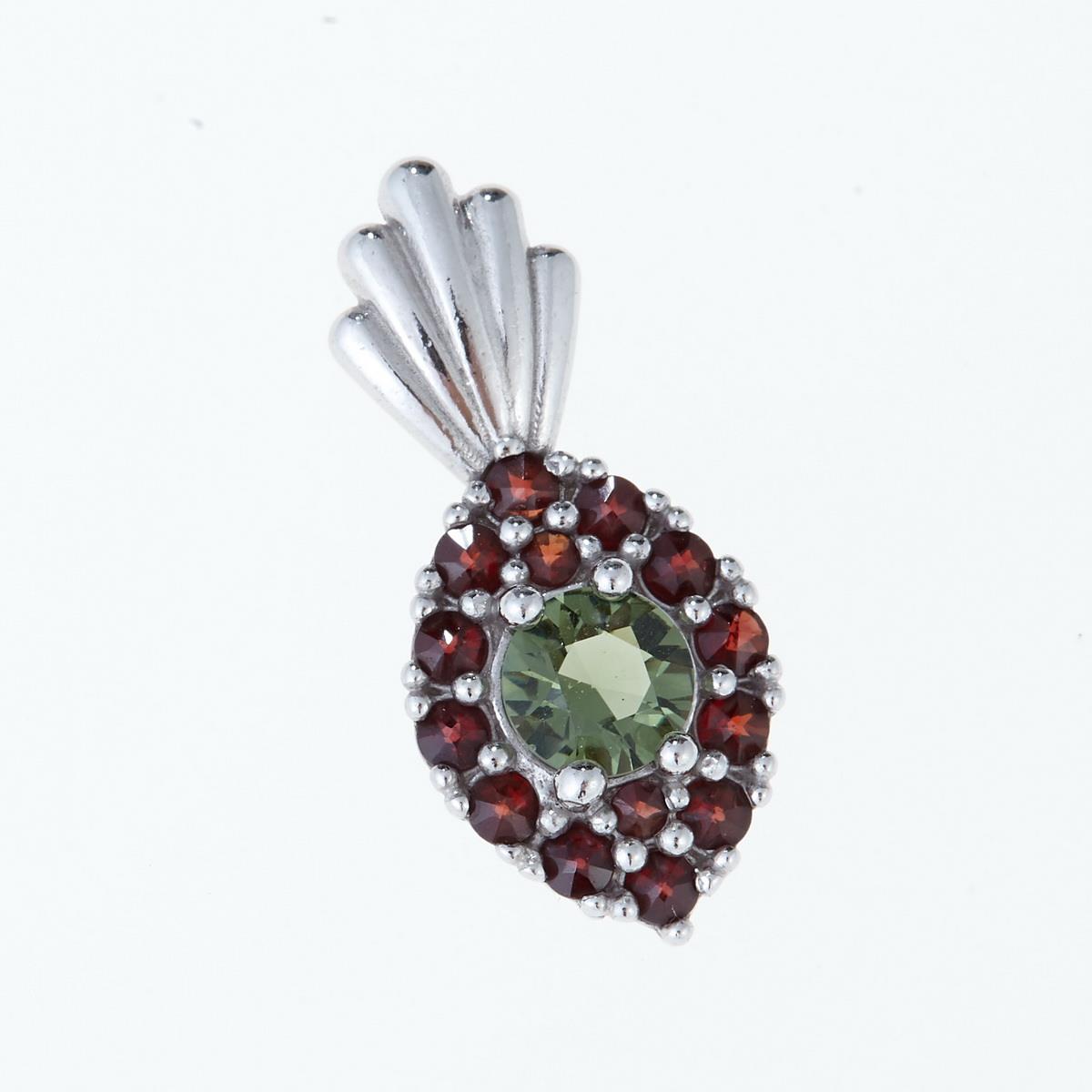 Pendente in argento rodiato con moldavite verde faccettata al centro e corona di granati rossi