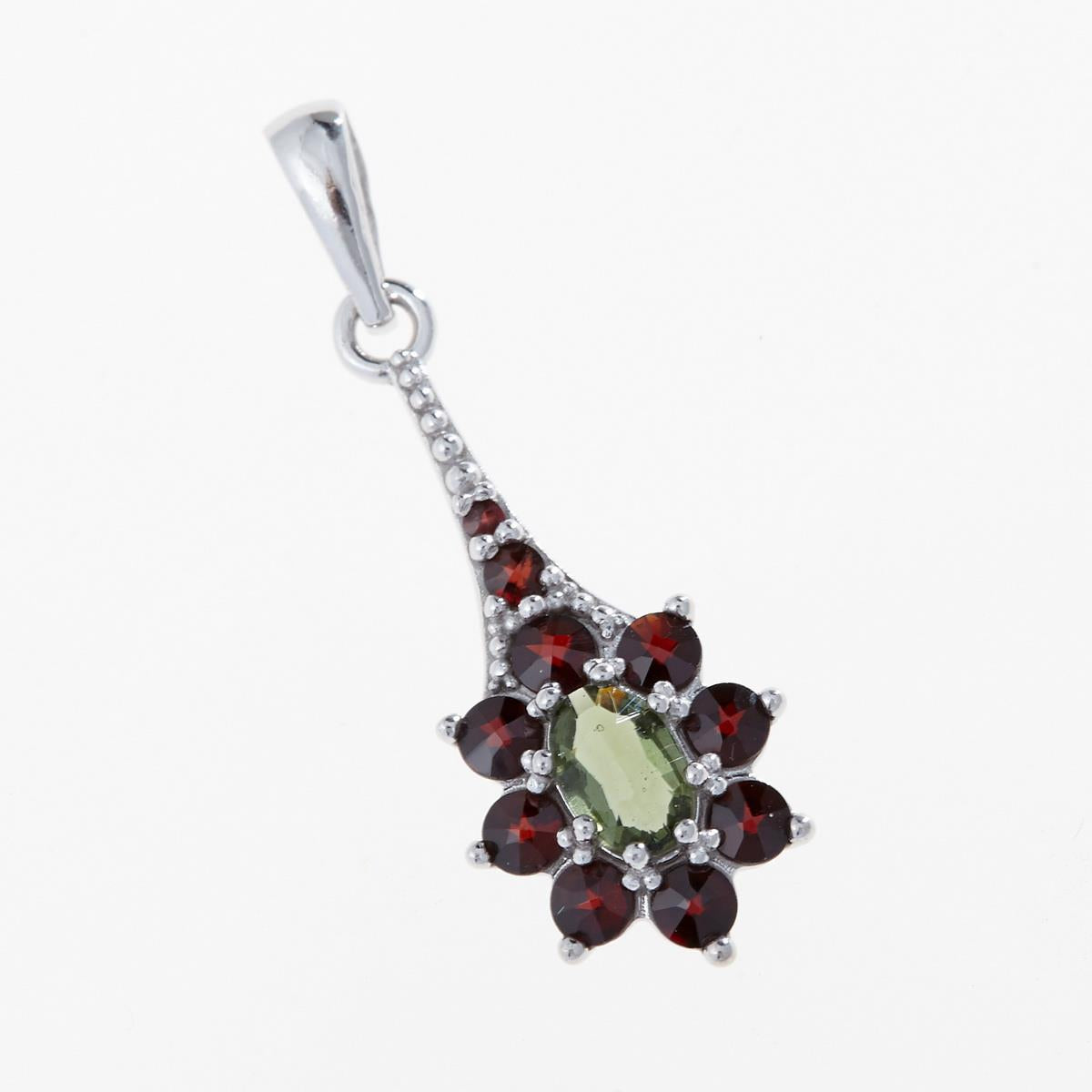 Pendente in argento rodiato con moldavite ovale faccettata verde circondata da otto granati rossi a fiore
