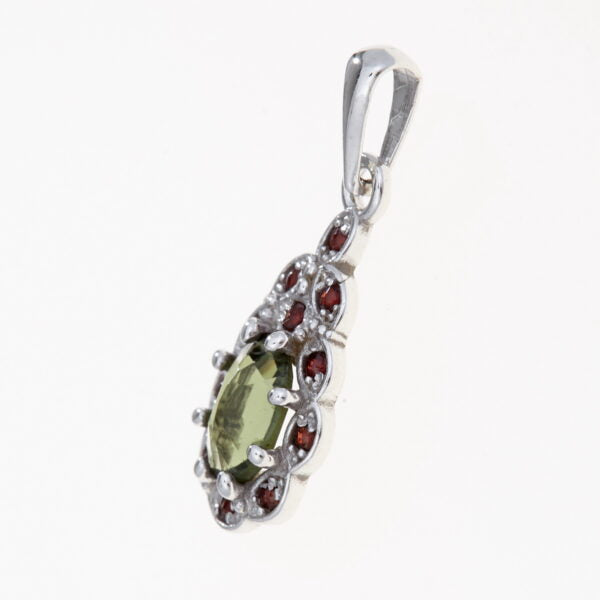 Pendente in argento con moldavite e granati 1039