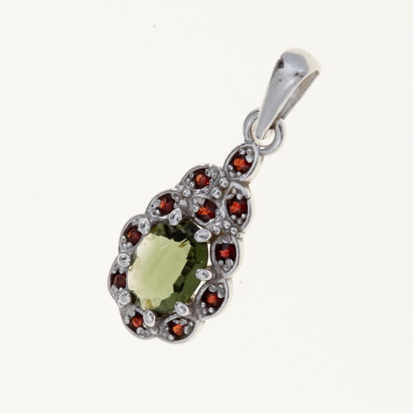 Pendente in argento con moldavite e granati 1039