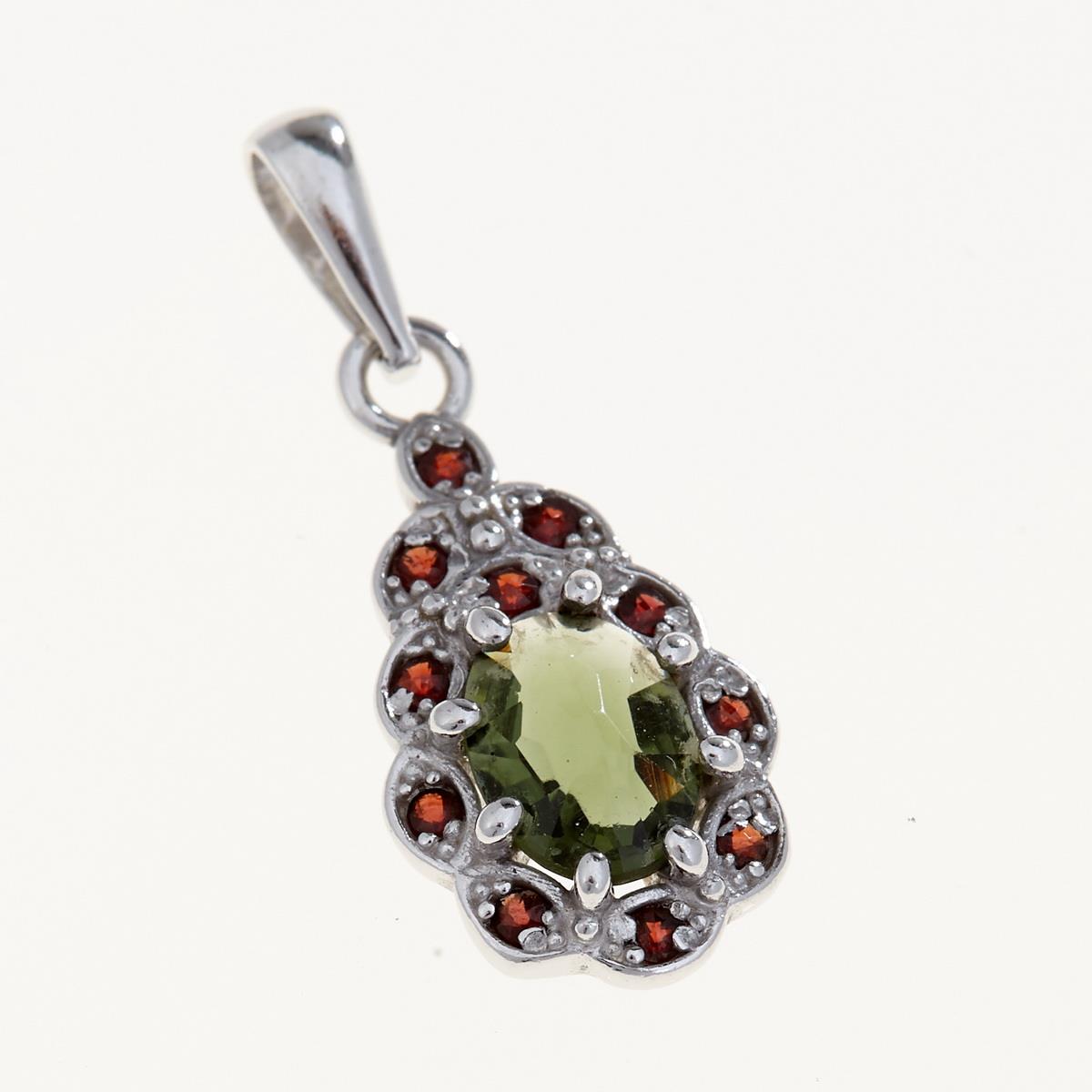 Pendente in argento rodiato con moldavite ovale faccettata verde circondata da granati rossi tondi