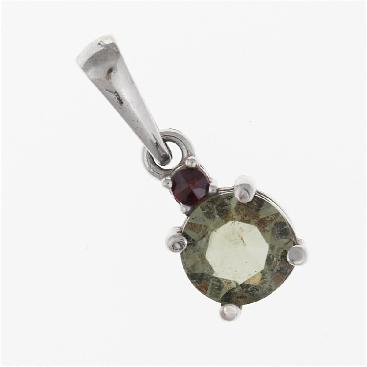 Pendente in argento rodiato con moldavite faccettata rotonda verde chiaro e piccolo granato rosso