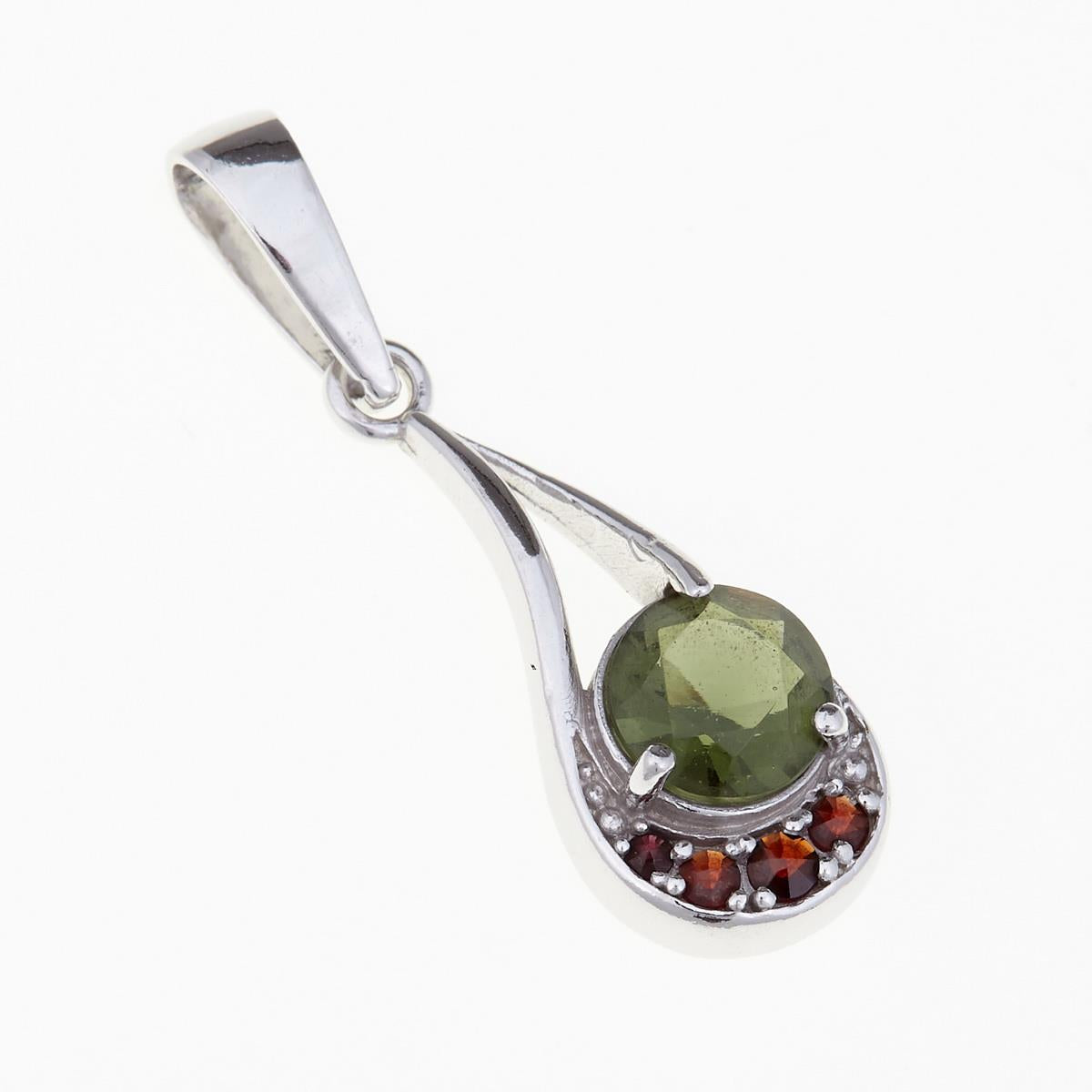 Pendente in argento rodiato con moldavite verde faccettata tonda e semicerchio di granati rossi