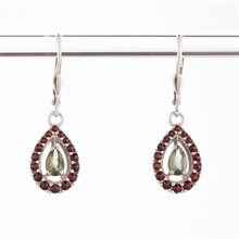 Orecchini in argento con moldavite e granati 2046G