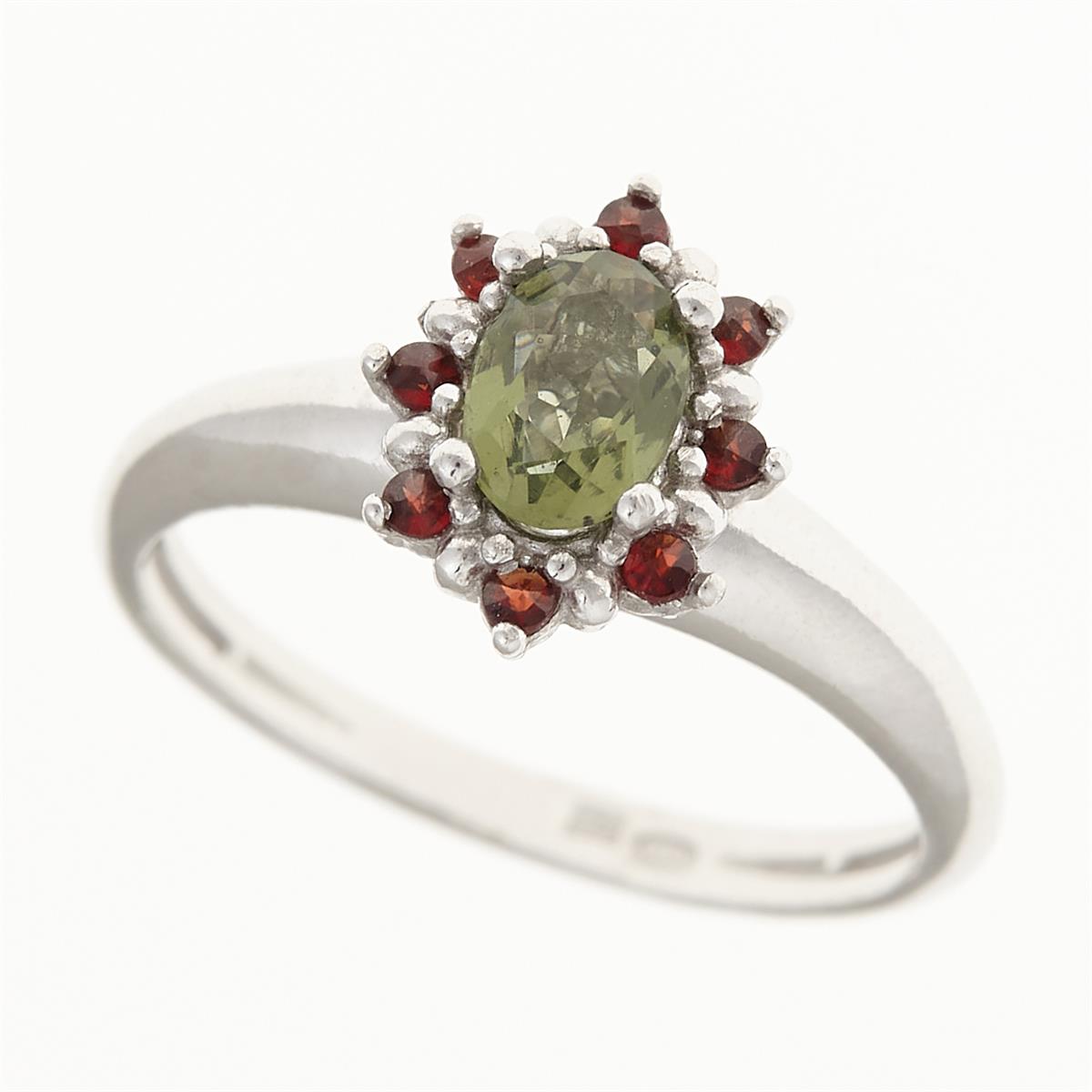 Anello in argento rodiato con moldavite verde ovale sfaccettata circondata da dieci granati rossi