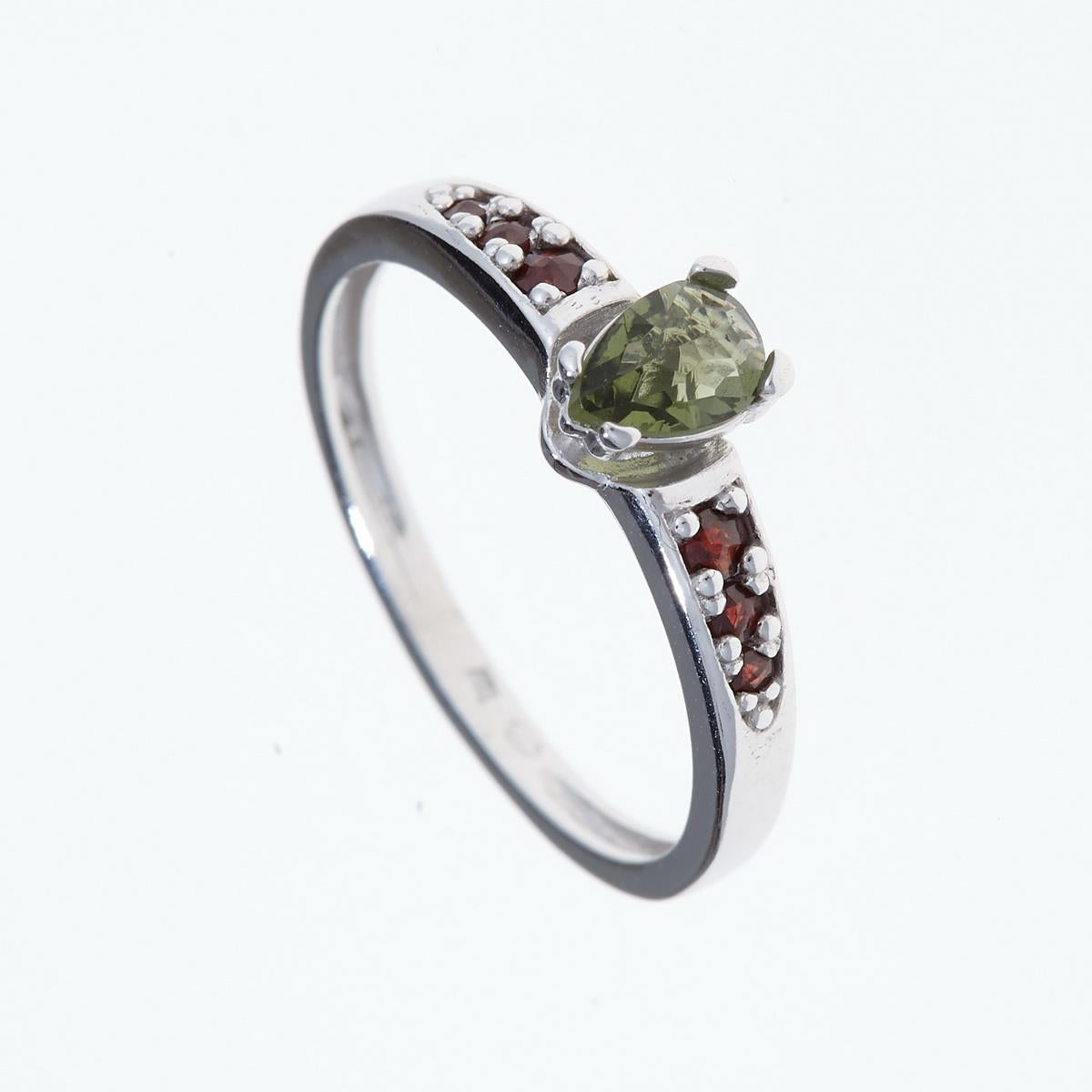 Silver ring mit moldavite and garnets