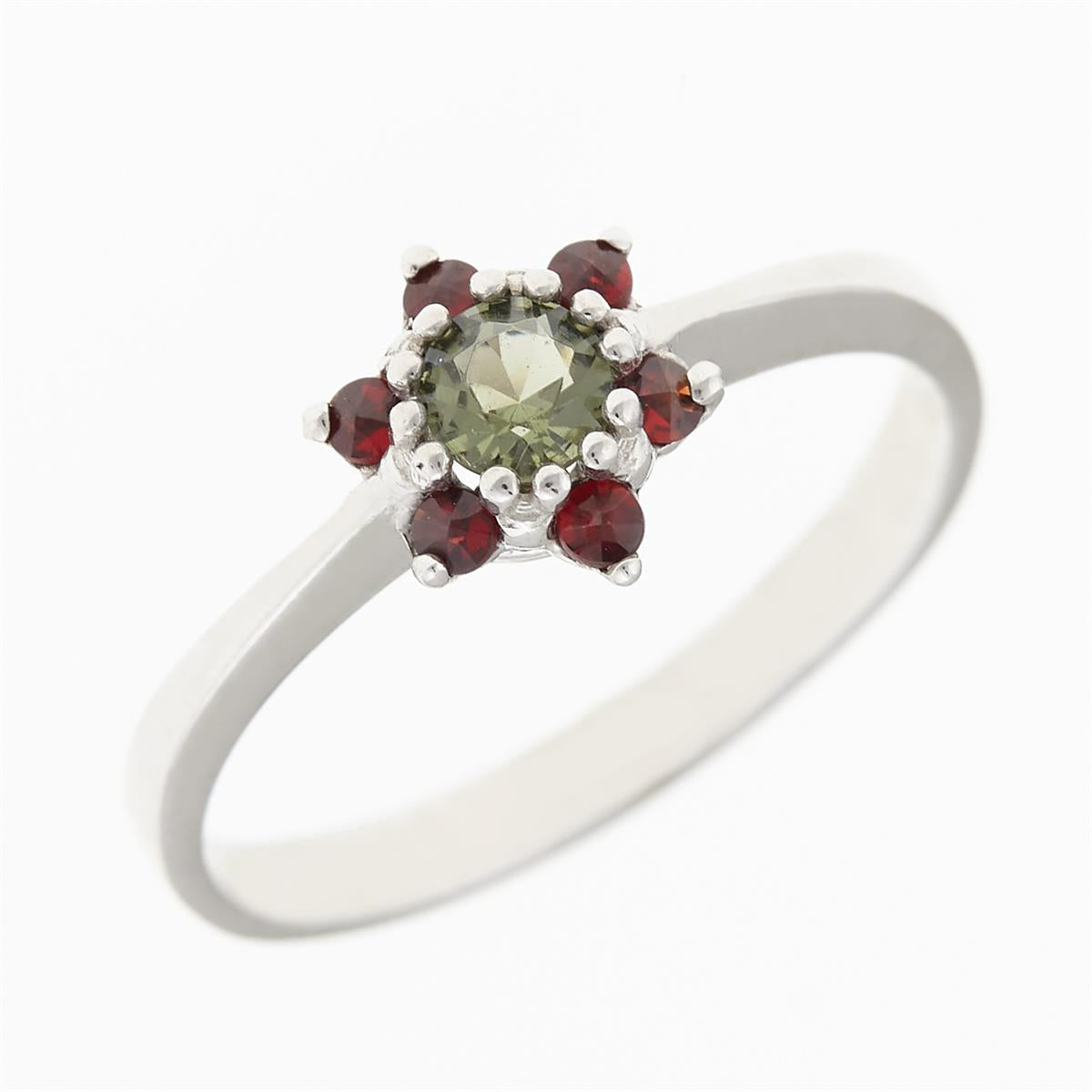 Anello in argento rodiato con moldavite verde tonda al centro e sei granati rossi disposti a fiore