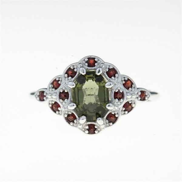 Anello in argento con moldavite e granati 3039