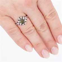 Anello in argento con moldavite e granati 3039
