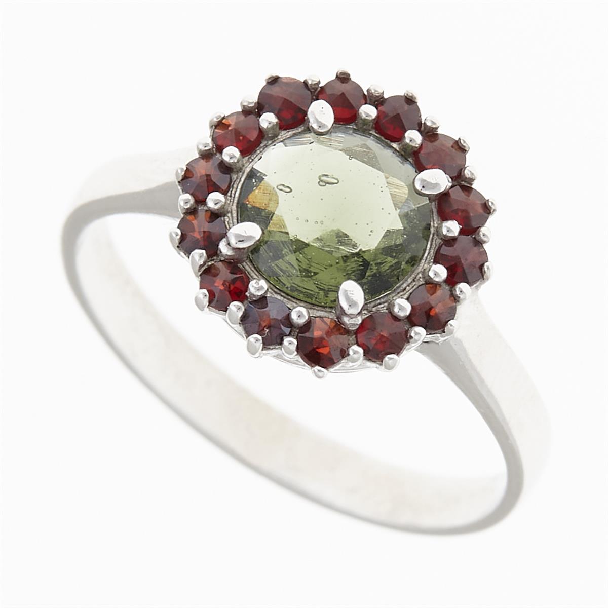Anello in argento rodiato con moldavite tonda faccettata verde oliva contornata da granati rossi