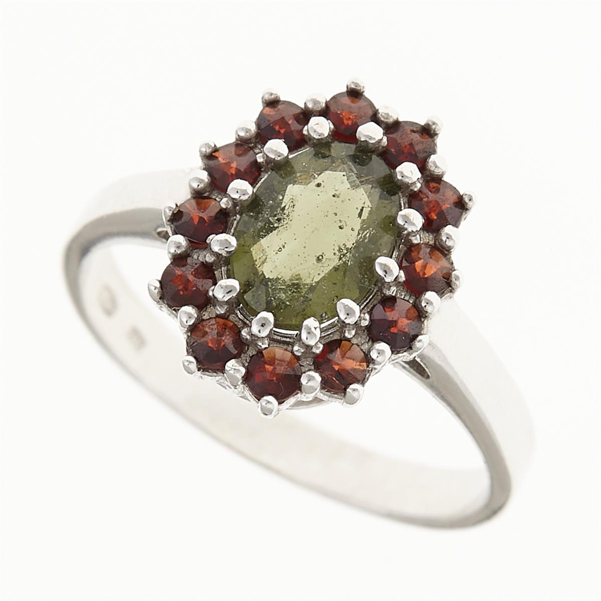 Anello in argento rodiato con moldavite grezza ovale verde oliva e corona di granati rossi