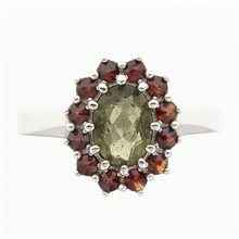 Anello in argento con moldavite e granati 3075