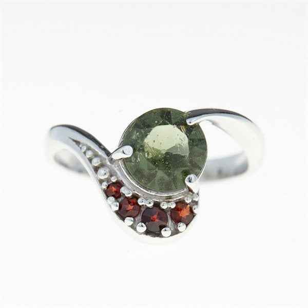 Anello in argento con moldavite e granati 3112