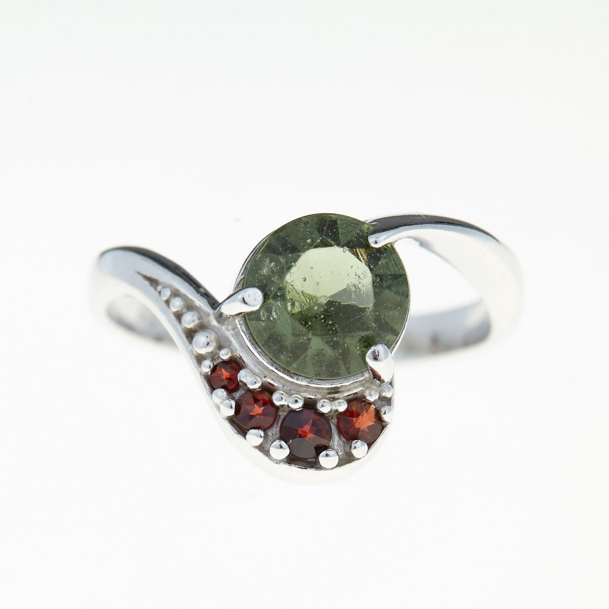Anello in argento rodiato con moldavite verde tonda sfaccettata e tre granati rossi su fascia curva