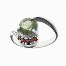 Anello in argento con moldavite e granati 3112