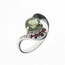 Anello in argento con moldavite e granati 3112