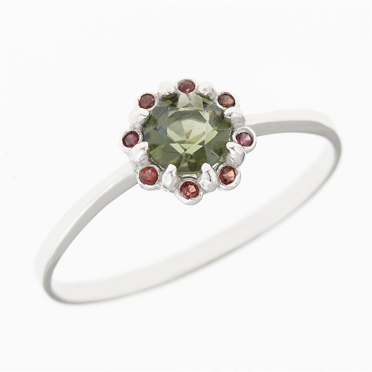 Anello in argento rodiato con moldavite faccettata tonda verde e corona di otto granati rossi