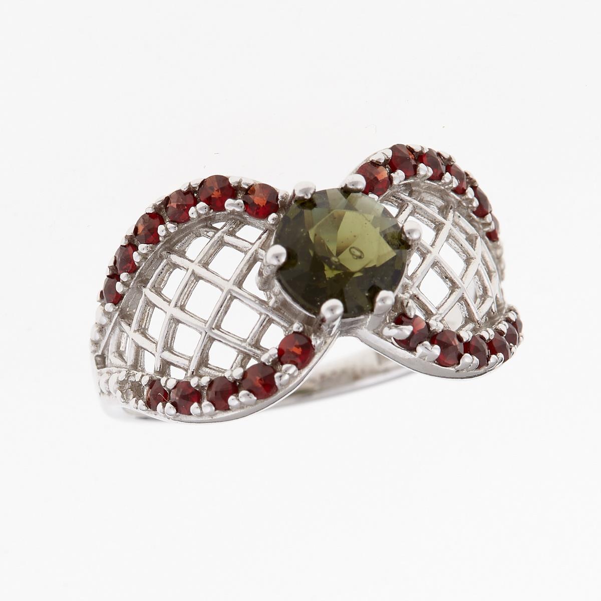 Anello in argento rodiato con moldavite tonda verde oliva al centro, granati rossi e spalle traforate a griglia