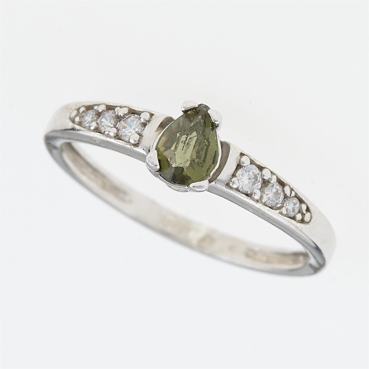 Anello in argento rodiato con moldavite verde oliva a goccia e sei zirconi laterali