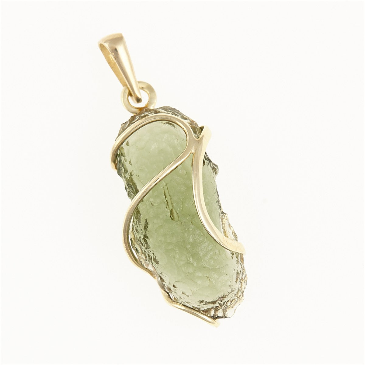 Pendente in moldavite grezza verde oliva con montatura in oro giallo a due bracci sagomati