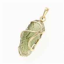 Ciondolo dorato con il codice moldavite 090
