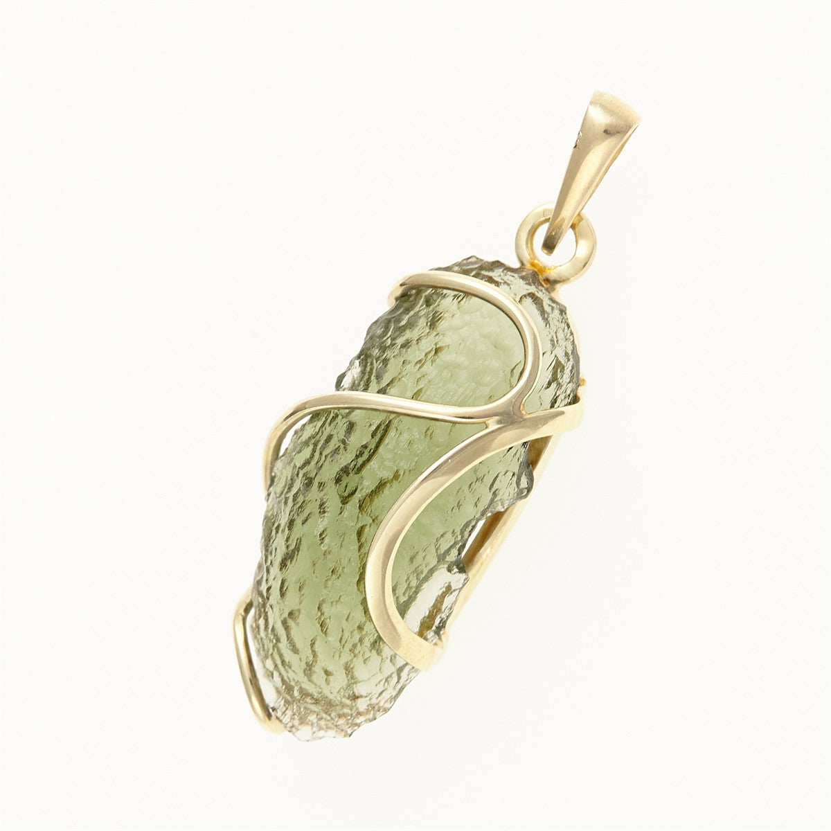 Golden pendant with a moldavite 090